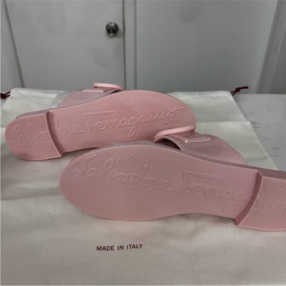 Salvatore Ferragamo Taryn Slide Sandals Pink Lemonade
New in box size 7 - Picture 7 of 7